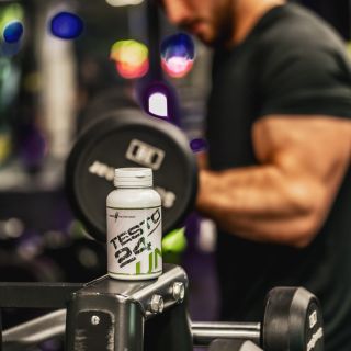 „Skutočná sila začína v hlave. A končí vo výsledkoch. 💪 #Testo24“ „Nie je to len tréning. Je to spôsob života.“ „Maximálny...