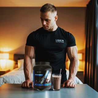 „Nočný režim ON. 💤💪 Night Casein — tichý spojenec tvojho rastu.“ „Silné telo sa nestavia len v gyme. Ale aj v noci, keď...